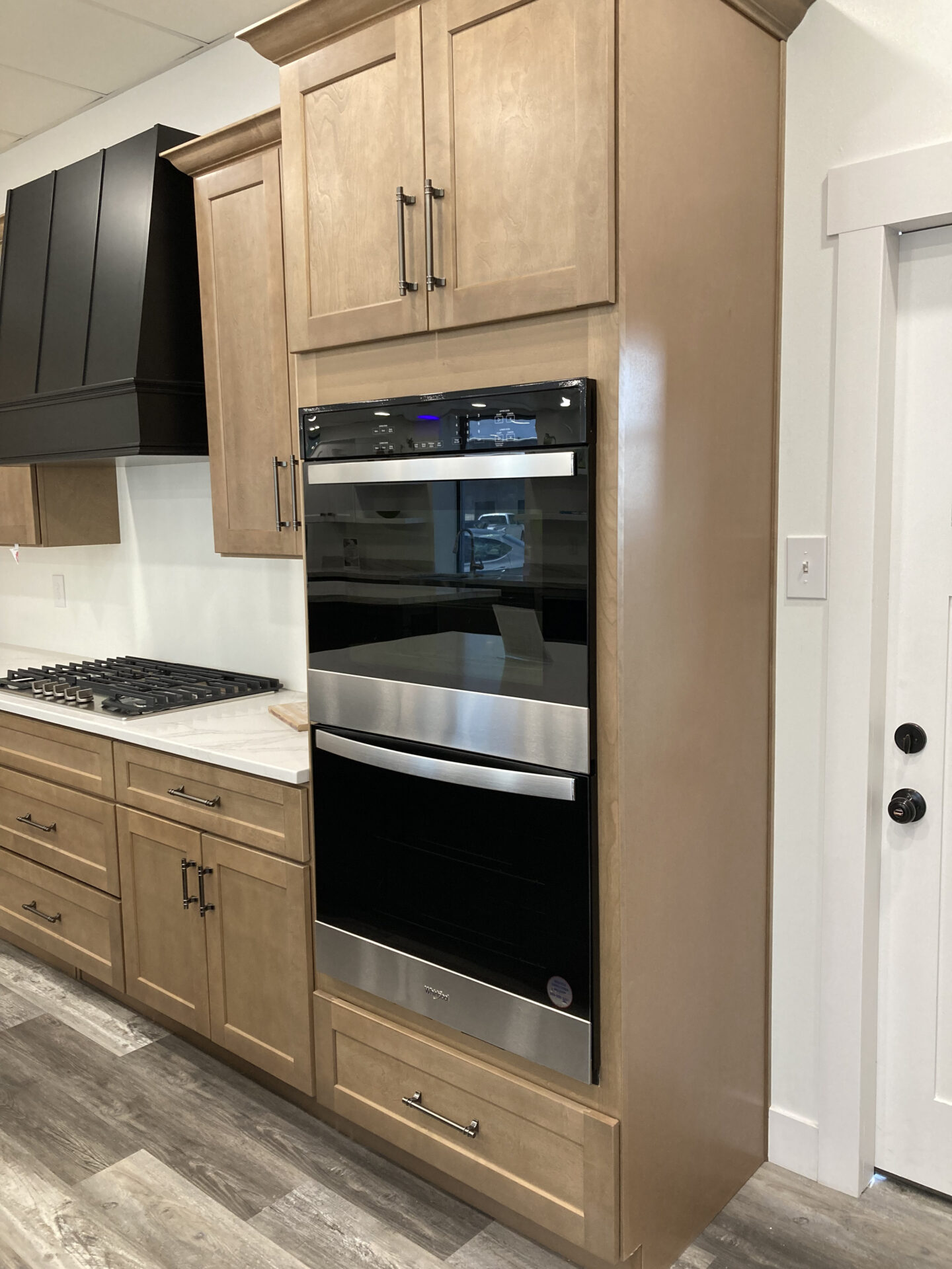 Light brown cabinets with different appliacnes